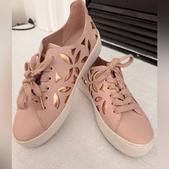 Michael Kors MIMI Sneakers
Perforated Lasered Leather Lace Up
Trainers 7.5 US - Picture 3 of 8
